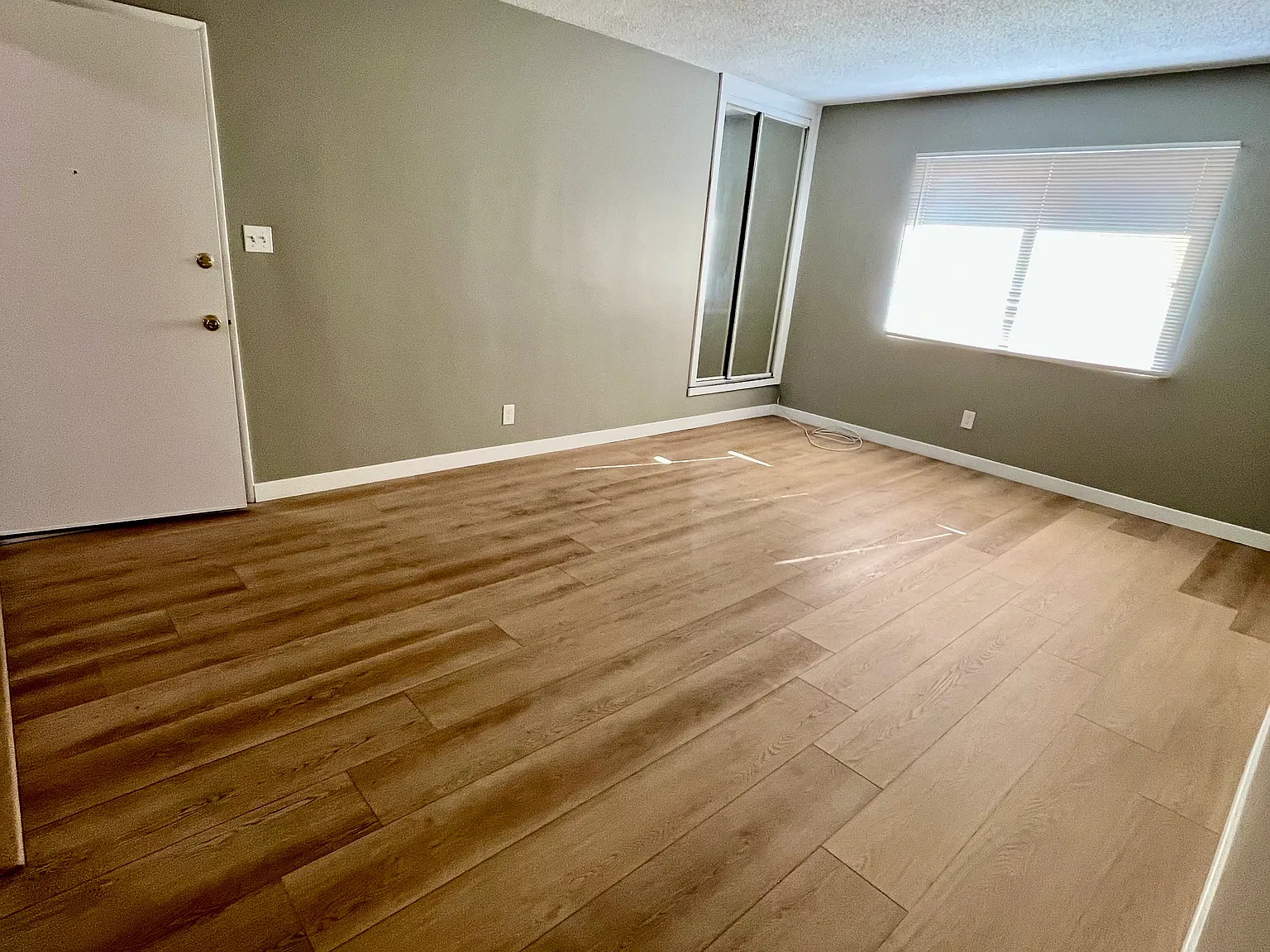 2 bed, 750 sqft, $2,300 — Photo 2