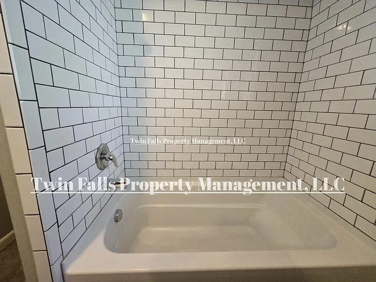 256 Crestview Dr — Photo 16