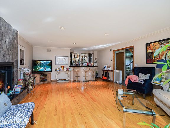 5th image of 551 Oakdale St