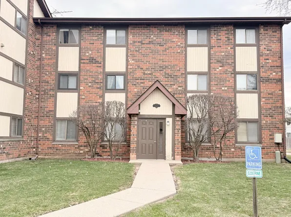 417 Berkshire Dr APT 35, Crystal Lake, IL 60014