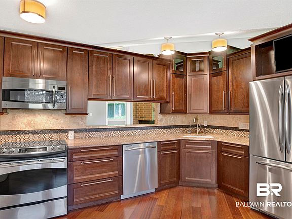 4th image of 102 Lake Forest Blvd