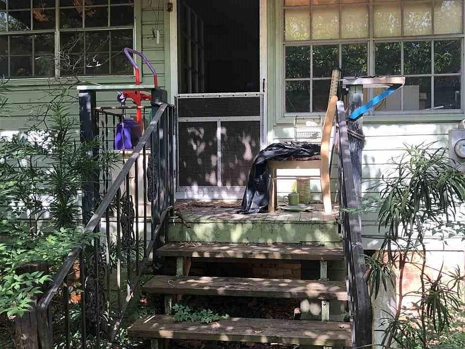 2nd image of 1600 E Desoto St