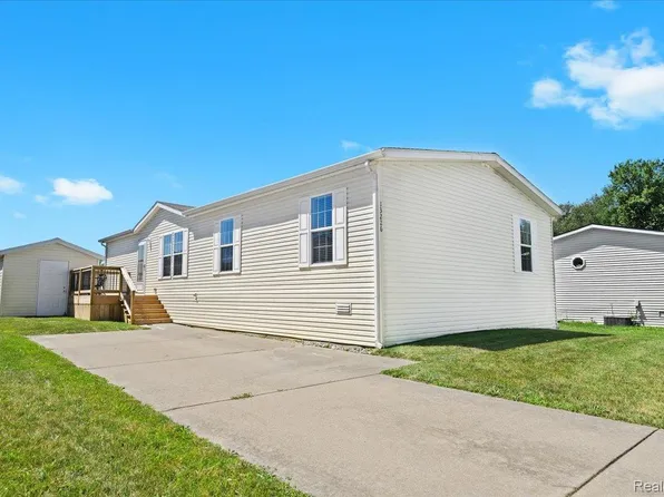 13226 Nashville Ln, Hartland, MI 48353