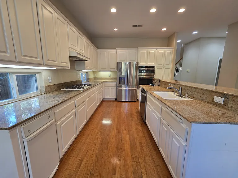 1406 Yukon St — Photo 16