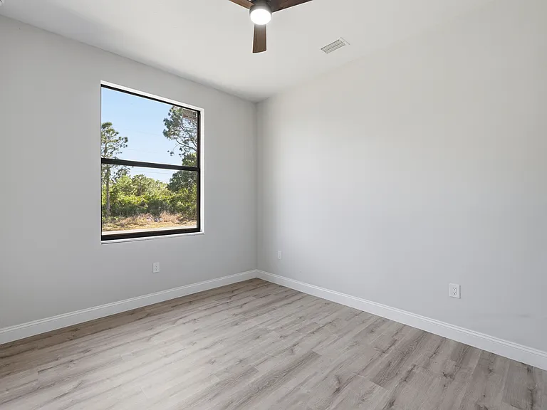 825 Carbon St E — Photo 34