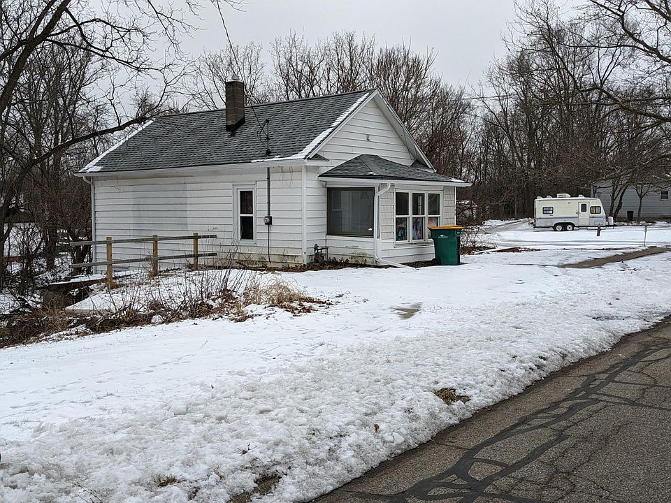 1st image of 294 Wood St N