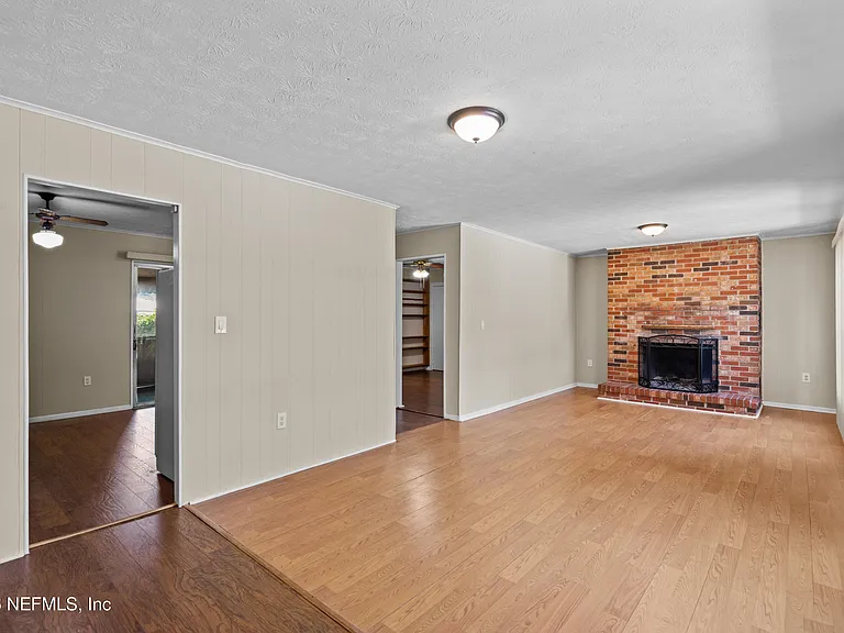 253 Cowry Rd — Photo 4