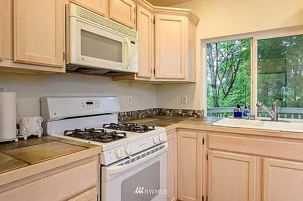 8419 143rd Court Northeast - 1 — Photo 3