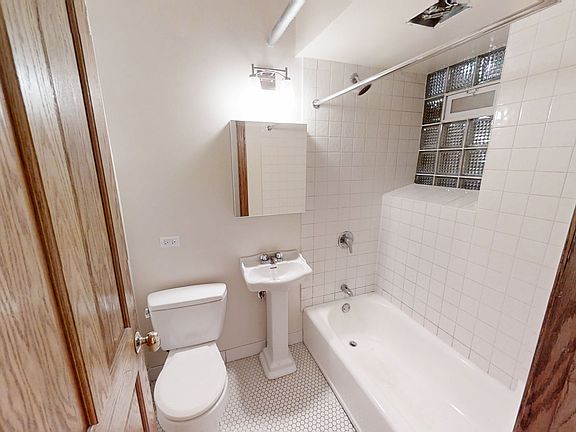4th image of 3211 W Belle Plaine Ave #G