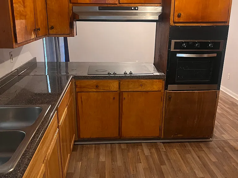 182 N Main St SW — Photo 5
