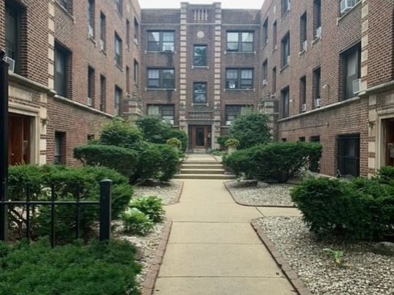 2nd image of 921-29 W Oakdale Ave #923-3D