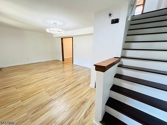 4th image of 272 E Washington Ave #272
