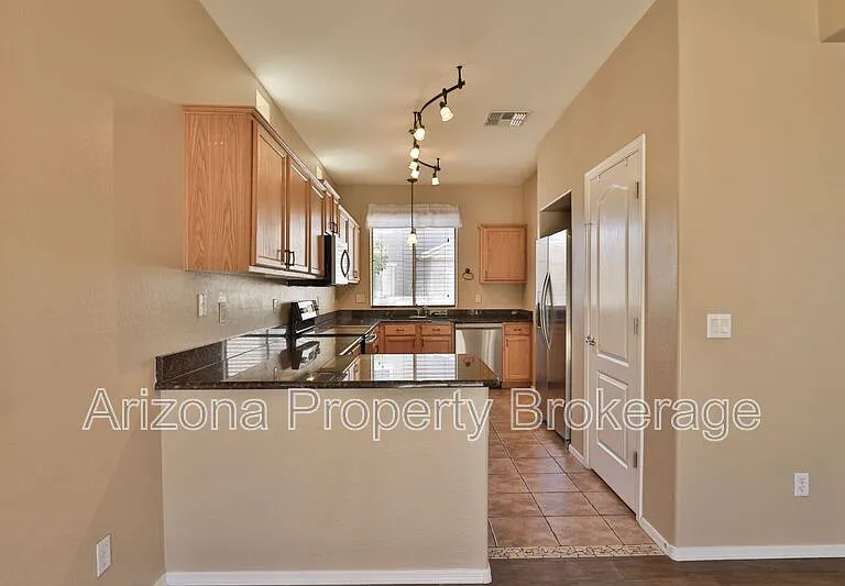 875 S Porter St — Photo 7