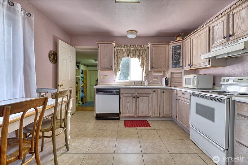 5th image of 2145 Fir Street