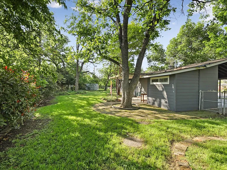 2202 Towbridge Cir — Photo 17