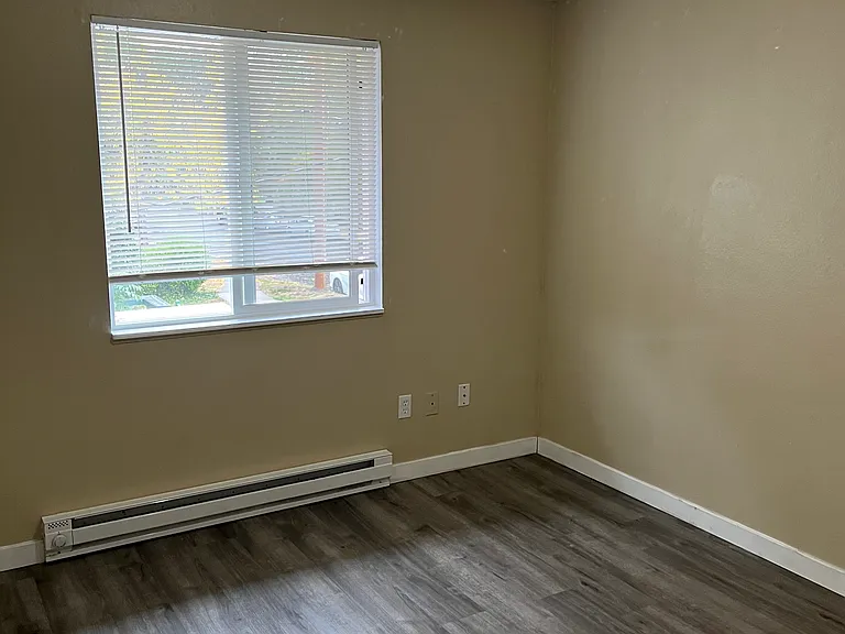 550 SE Cedar St — Photo 8