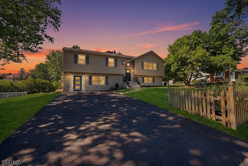 1st image of 44 Stonehenge Dr