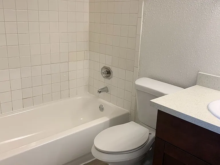 Emerald Cove Apartments — Photo 73