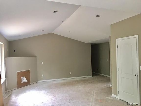 4th image of 32171 Pierce St