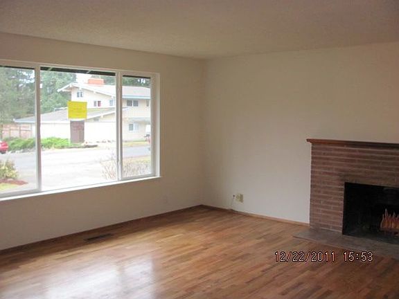 4th image of 13620 10th Ave E