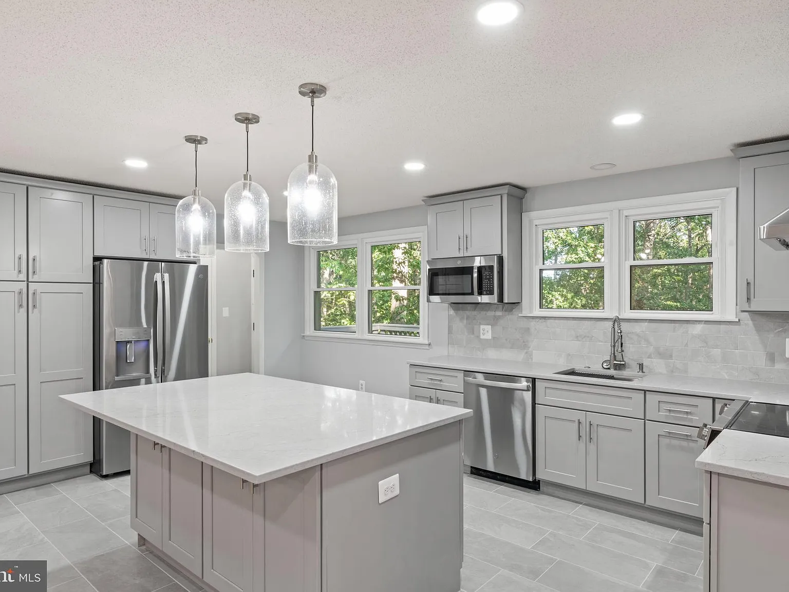 5 bed, 3.0 bath, 3195 sqft, $3,600 — Photo 2