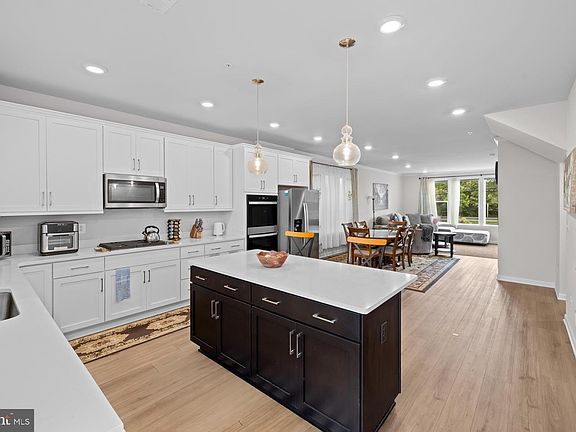 3rd image of 4833 Vista Green Ln