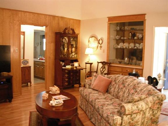 3rd image of 3917 Jennifer Ln