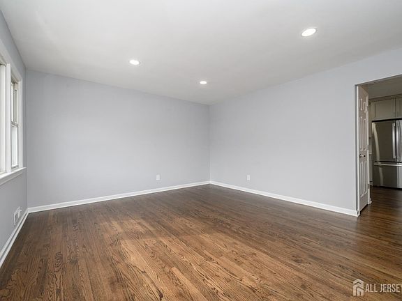 4th image of 311 Chestnut St