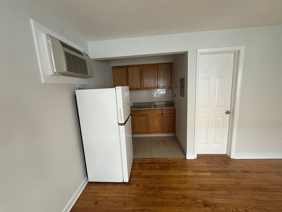 2nd image of 4255 N Neva Ave #Gc