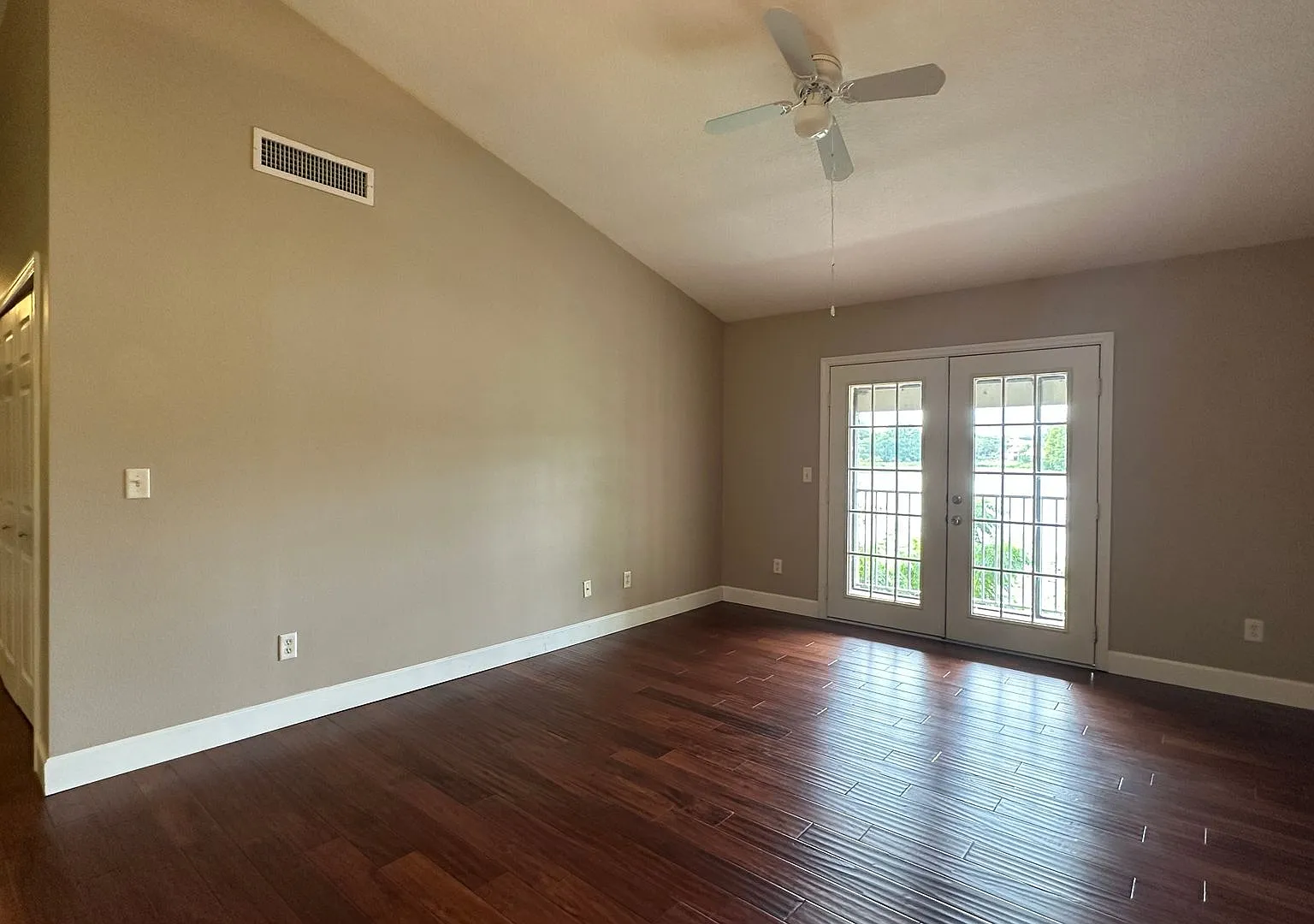 Lakefront 2BR Condo with Private Balcony & In-Unit Washer/Dryer — Photo 2