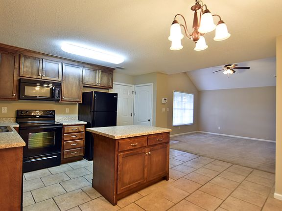 5th image of 176 Bradford Cir