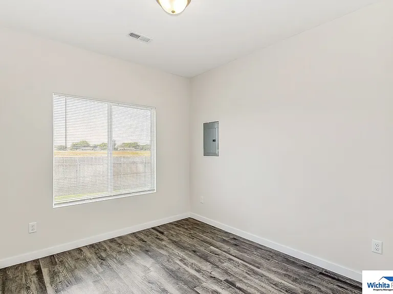536 Martens Ct — Photo 7