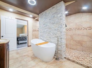 140 Island Dr, Long Pond, PA