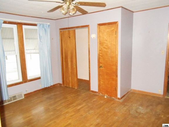 5th image of 208 Oak St