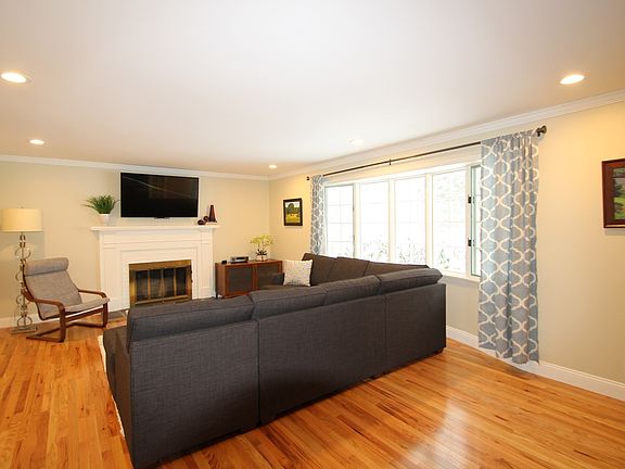 3rd image of 4 Burr Oak Dr