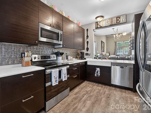 4th image of 142 Autumn Falls Dr #18