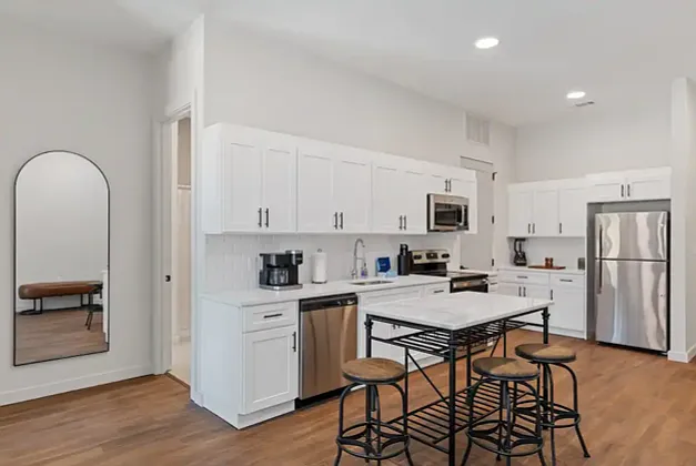 1 bed, 856 sqft, $2,300 — Photo 2