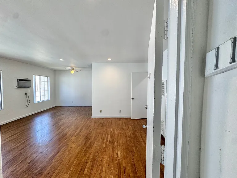 3419 Club Dr — Photo 2