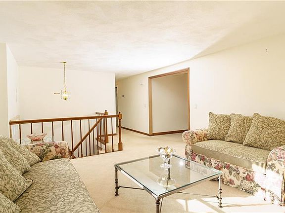 3rd image of 37 Elizabeth Ct