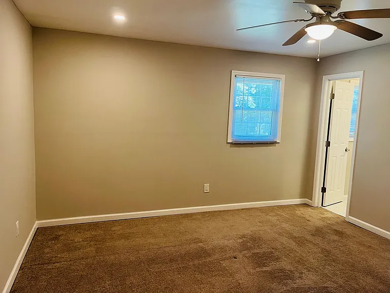 147 N Lake Dr — Photo 33