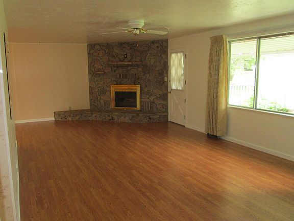 living room w/ fireplace