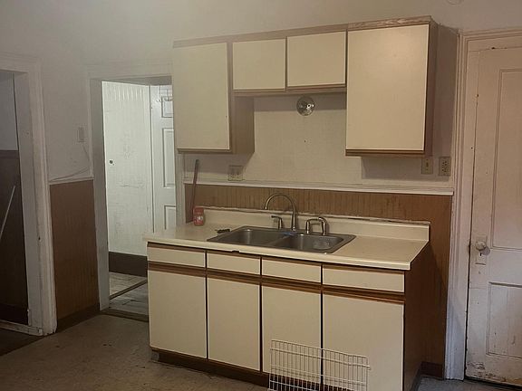 3rd image of 281 Ludington St