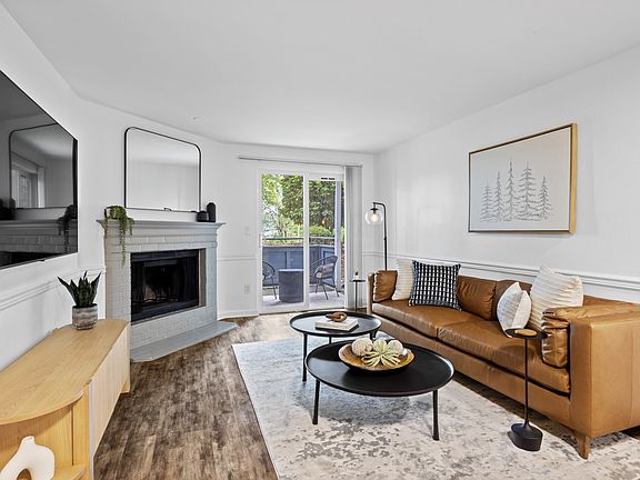 Spacious Living Room at 2000 Lake Washington Apartments in Renton, WA 98056