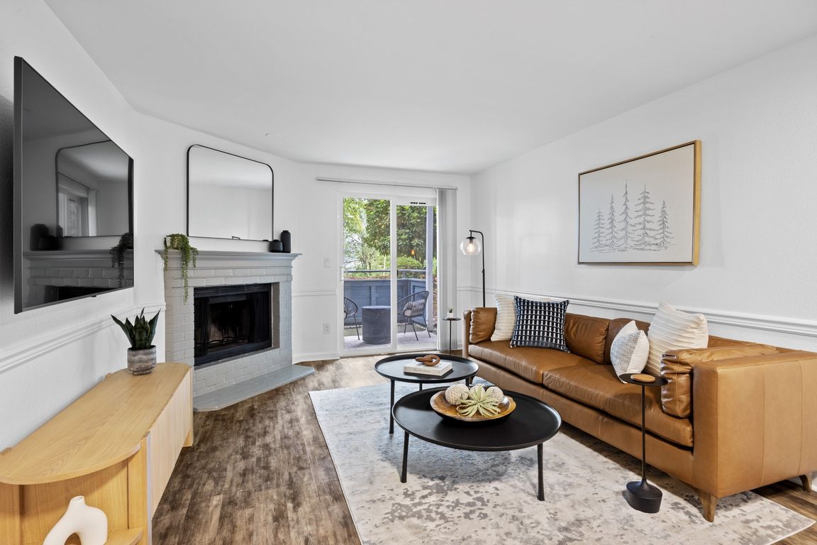 Spacious Living Room at 2000 Lake Washington Apartments in Renton, WA 98056