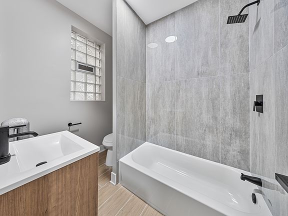 5th image of 7520 N Seeley Ave #1