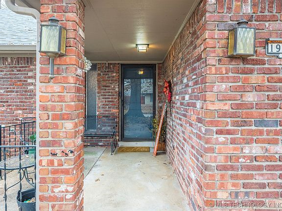 5th image of 1909 W Oakridge St