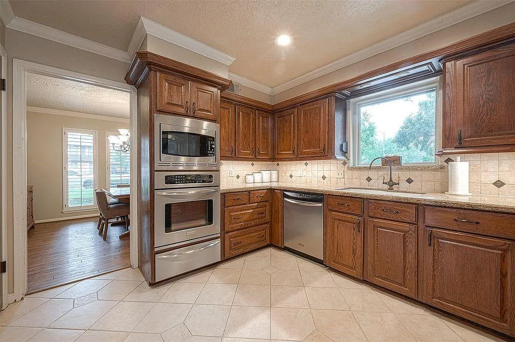 4 bed, 2.5 bath, 2653 sqft, $2,300 — Photo 4