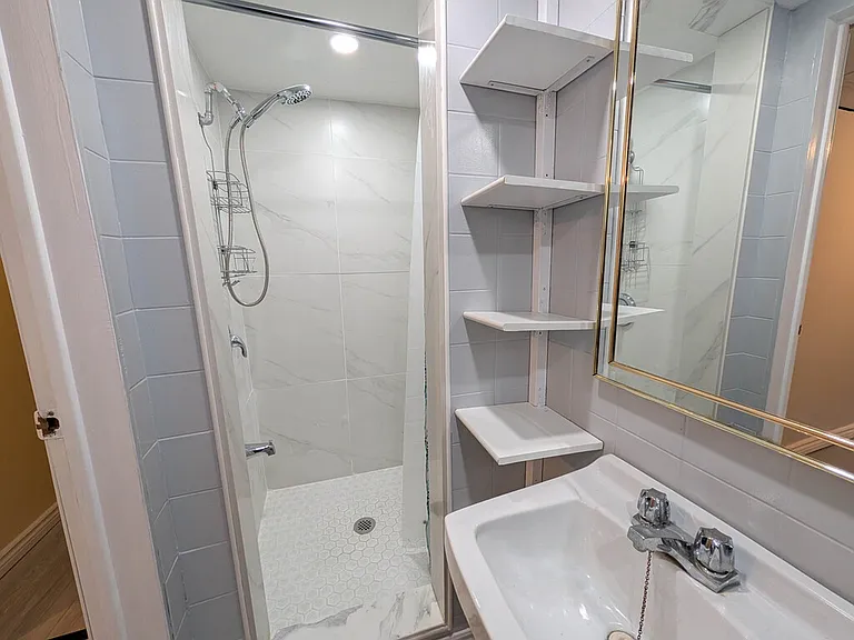 127 Westwood Cres #2 — Photo 14