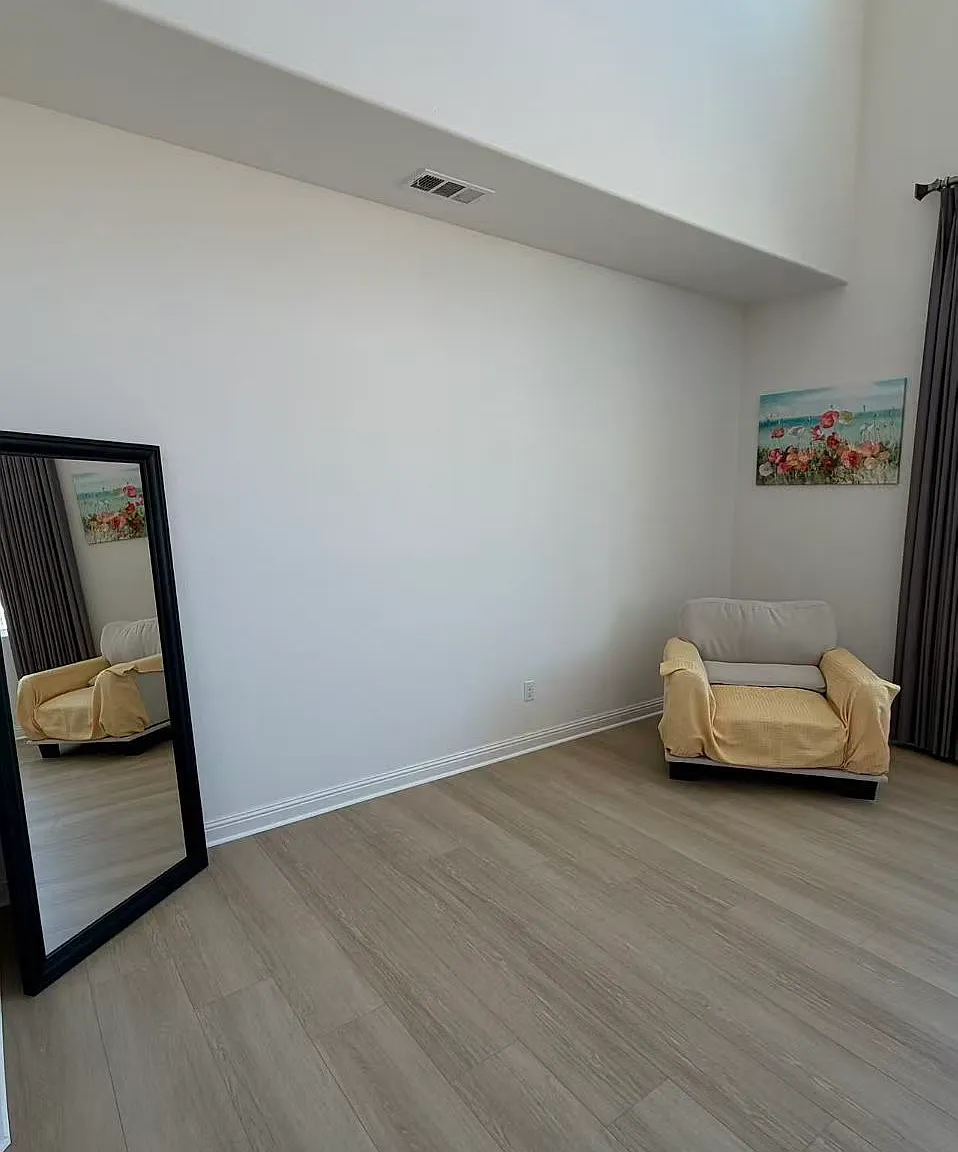 5 bed, 4.5 bath, 4051 sqft, $2,200 — Photo 3