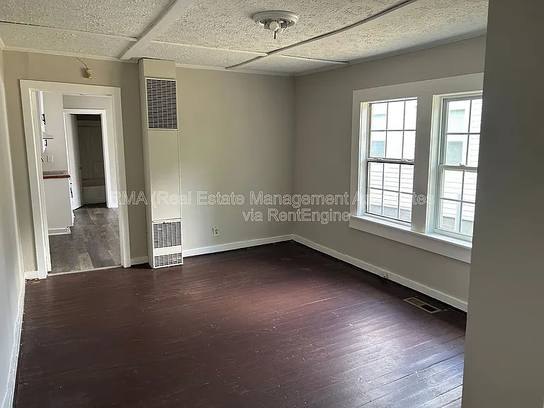 1048 W College St — Photo 6